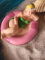 Preview: Polyresin Dekofigur Freibad, rosa Schlauchboot