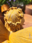 Preview: Gusseisen Elfe Honey knieend, mit Edelrostfinish