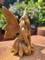 Preview: Gusseisen Elfe Honey knieend, mit Edelrostfinish