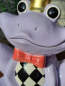 Preview: Keramik Frosch Fridolin mit Krone und Mascherl, flieder
