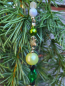 Preview: Weihnachtshänger Grün, mit Kugel und Glitzerstern