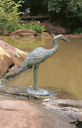 Bronzeskulptur Graureiher, wasserspeiend