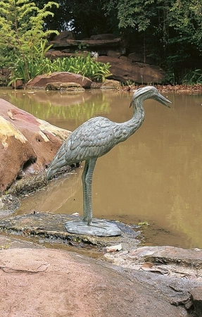 Bronzeskulptur Graureiher, wasserspeiend