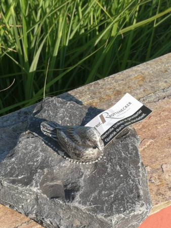 Alu Vogel 4 cm sitzend auf schwarzem Findling