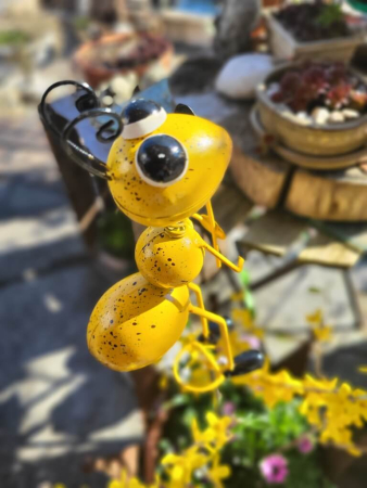 Gartenstecker Ameise mit Schaufel, gelb