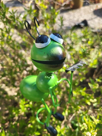 Gartenstecker Ameise mit Rechen, grün