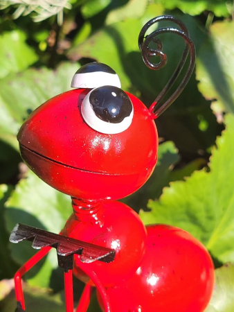 Gartenstecker Ameise mit Rechen, rot