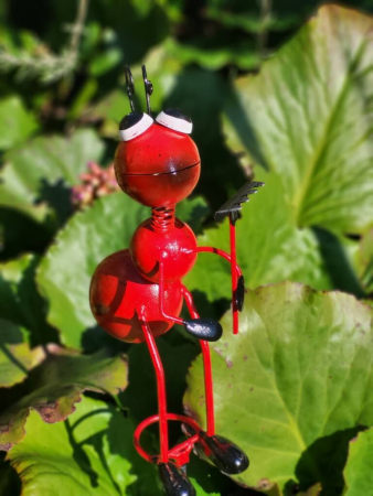 Gartenstecker Ameise mit Rechen, rot