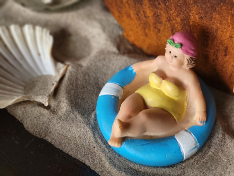 Polyresin Dekofigur Freibad, blaues Schlauchboot