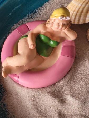 Polyresin Dekofigur Freibad, rosa Schlauchboot