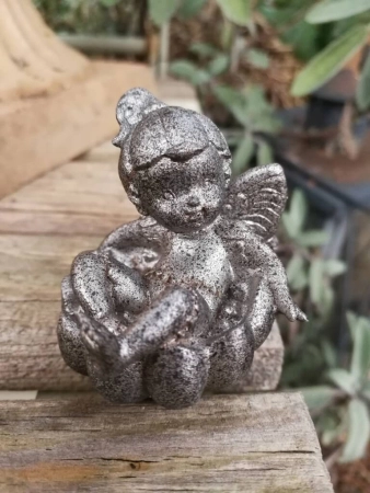 Gartenstecker Elfenkind liegend, aus Resin