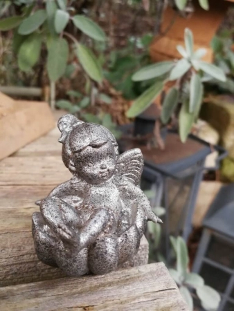 Gartenstecker Elfenkind liegend, aus Resin