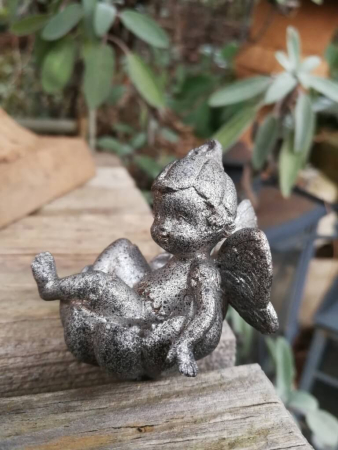 Gartenstecker Elfenkind liegend, aus Resin