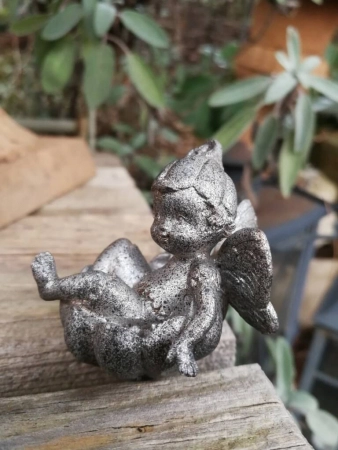 Gartenstecker Elfenkind liegend, aus Resin