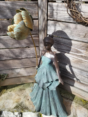 Polyresin Blumenfee Siriana mit Goldblüte