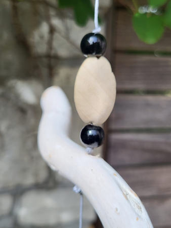 Boho-Hänger Modell A, schwarz-weiß, Treibholz, schwarze Federn