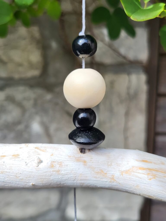 Boho-Hänger Modell B schwarz-weiß, Treibholz, schwarze Federn