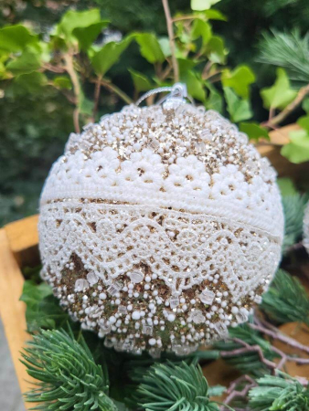 Boho Christbaumkugel Desna, mit Spitze weiß
