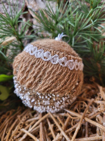Boho Christbaumkugel Padma, mit Perlen und brauner Jute