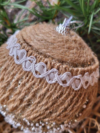 Preview: Boho Christbaumkugel Padma, mit Perlen und brauner Jute