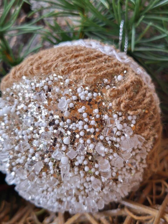 Preview: Boho Christbaumkugel Padma, mit Perlen und brauner Jute