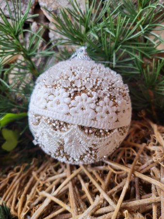 Boho Christbaumkugel Saholy, mit Spitze weiß oben