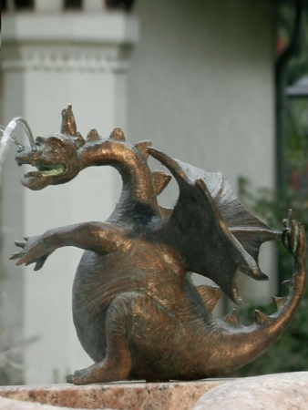 Bronzeskulptur Drache Drusilla klein, wasserspeiend