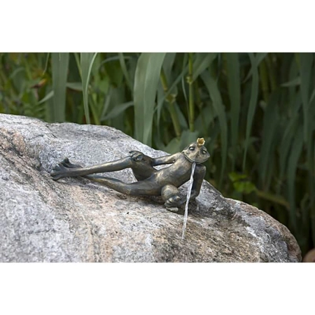 Bronzeskulptur Froschkönig Detlef, wasserspeiend