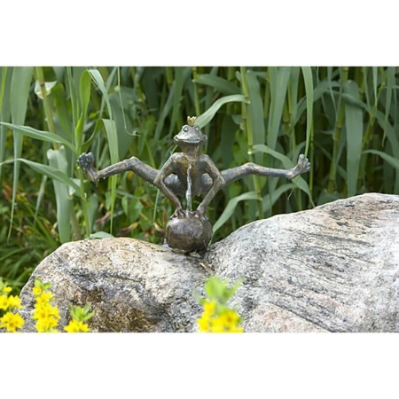 Bronzeskulptur Froschkönig Dietmar, wasserspeiend