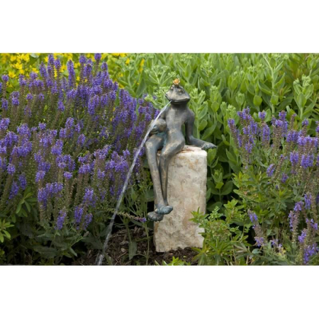 Bronzeskulptur Froschkönig Gunter, wasserspeiend