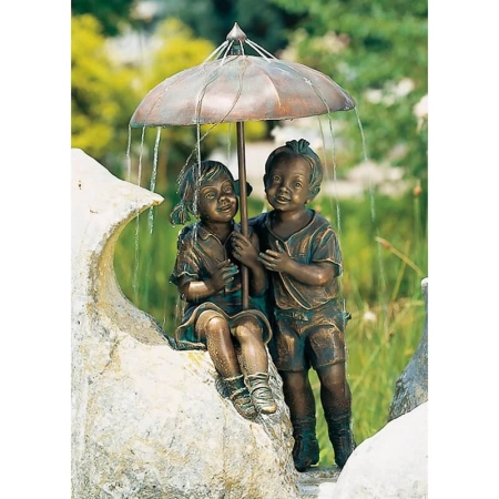 Bronzeskulptur Regenschirm Kapriolen, wasserspeiend