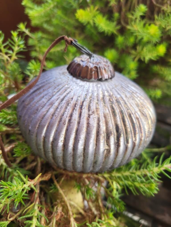 Preview: Christbaumkugel Athrios Rillen, klein, grau-braun, matt