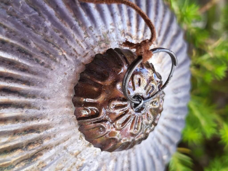 Preview: Christbaumkugel Athrios Rillen, klein, grau-braun, matt