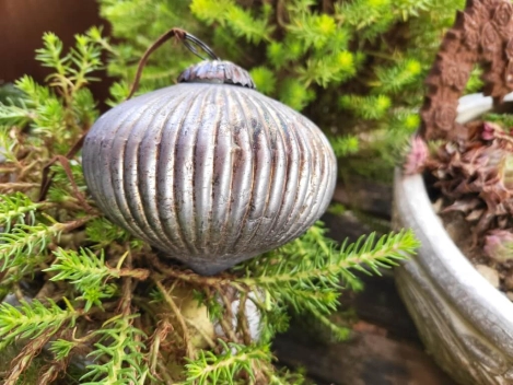 Christbaumkugel Athrios Rillen, groß, grau-braun, matt