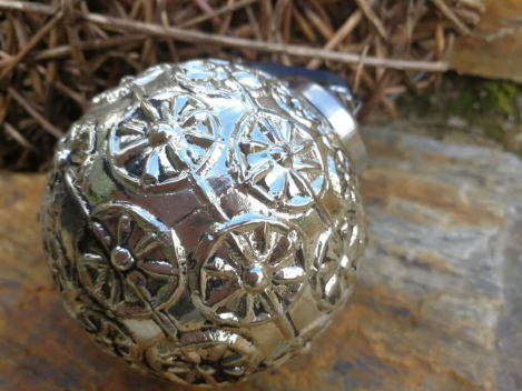 Preview: Christbaumkugel Corvinia, mit Blümchen