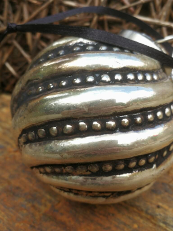 Preview: Christbaumkugel Corvinia, Streifen mit kleinen Punkten