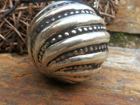 Preview: Christbaumkugel Corvinia, Streifen mit kleinen Punkten