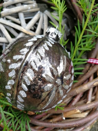 Christbaumkugel Cosmata Blumenornament, grau