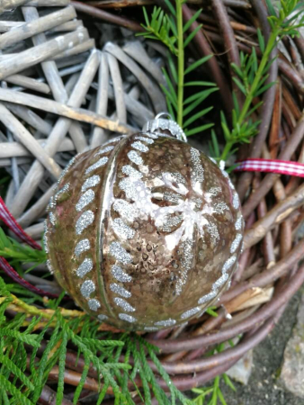 Preview: Christbaumkugel Cosmata Blumenornament, hellbraun