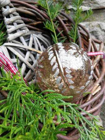 Preview: Christbaumkugel Cosmata Blumenornament, hellbraun