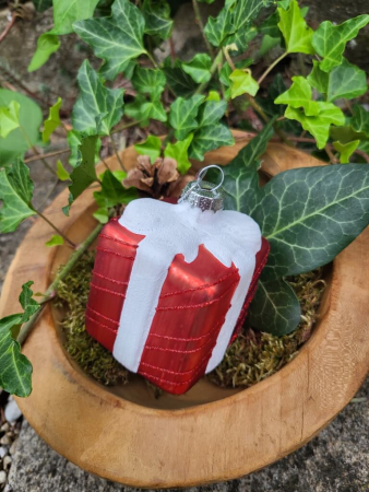 Preview: Christbaumkugel Geschenk rot gestreift, weiße Schleife