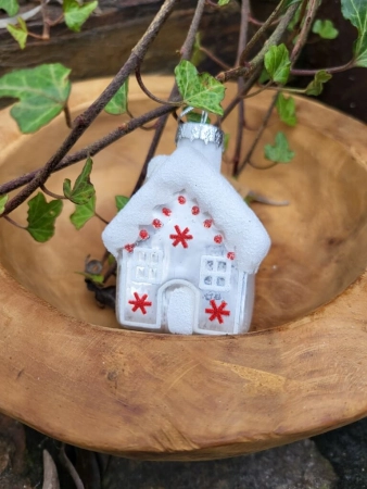Christbaumkugel Haus Nellas, weiß mit Flocke