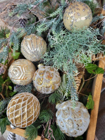 Christbaumkugel Pompös, Sechseck creme opak mit Silberglitzer