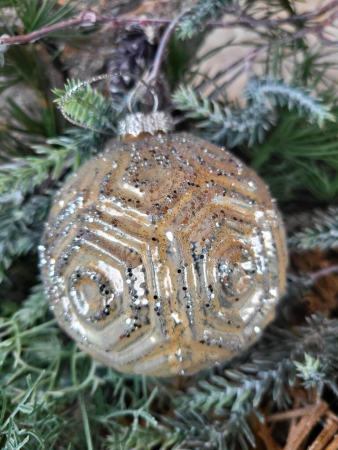 Christbaumkugel Pompös, Sechseck creme opak mit Silberglitzer