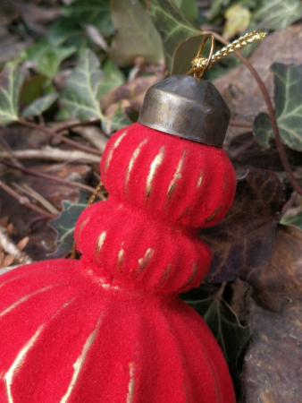 Preview: Christbaumkugel Kegel Jarla, rot beflockt