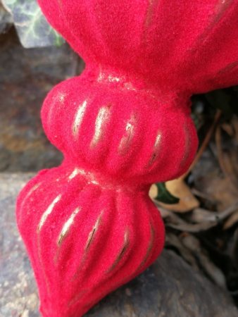 Preview: Christbaumkugel Kegel Jarla, rot beflockt