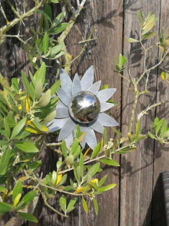 Shabby Chic Blume Ilse mit Edelstahlkugel, große Blätter (Kleinformat)