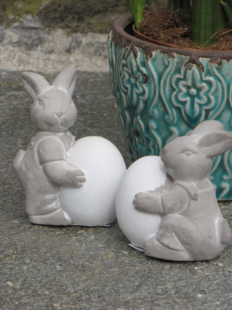 Dekohase mit Ei aus Zement