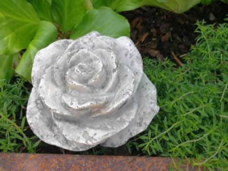 Dekorose aus Polyresin