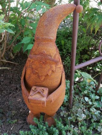 Preview: Edelrost 3D Weihnachtsmann mit Geschenk